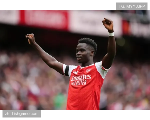 特写:萨卡打入俱乐部生涯百球后,与看台上家人庆祝的瞬间。